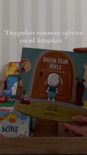 Selma Aygör on Instagram: "Bazen olur böyle. “Biraz korktum sanki. Biraz kıskandım sanki. Biraz kızdım sanki. Biraz üzüldüm sanki…” Çocukların duyguları tam da böyle. Net değil, keskin değil, bazen “sanki”. Aden’le birlikte büyürken en çok şunu öğrendim: Duygular düzeltilmez, anlaşılmak ister. Mehmet Teber’in kitapları tam olarak bunu yapıyor. Kızgınlığı bastırmadan, üzüntüyü küçültmeden, çocuğu “iyi ol”a zorlamadan… Biz okurken sakinliyoruz, onlar okurken yalnız olmadıklarını hissediyor. Birli