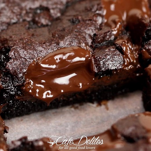 ✴️ 𝙍𝙀𝘾𝙄𝙋𝙀: https://cafedelites.com/2016/08/28/best-fudgy-cocoa-brownies/ The Best Fudgy ONE BOWL Brownies with a super fudgy centre and a crispy, crackly top! | Cafe Delites