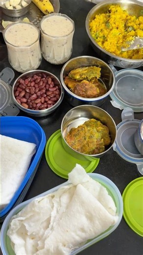 Healthy Marathi Meal 😍| Smoothie, Pohe, Rajma & Kothimbir Vadi, chana dal & Bhakri #officetiffin