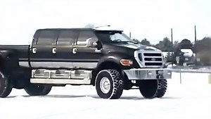 福特猛禽F750，最大皮卡，车身高度接近一层楼！