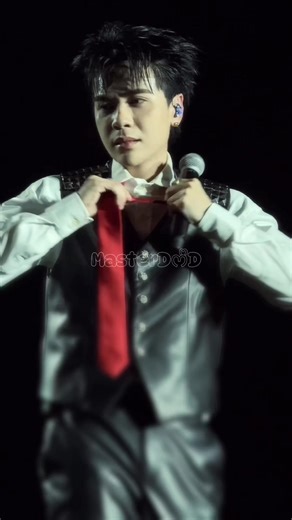 Nhìn là biết thắt thì không biết nhưng tháo cà vạt ra thì dễ moà 🙈 uy tín @Quang Hùng MasterD #quanghungmasterd #thenextliveconcert #xh #cavat #xuhuongtiktok