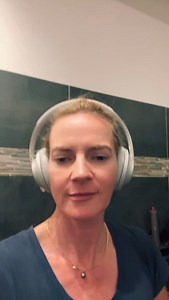 Certaines habitudes du quotidien abîment votre corps au lieu de le protéger. ⚠️ Les sous-vêtements synthétiques : chaleur et humidité favorisent mycoses et irritations. ⚠️ Partager un coupe-ongles ou une lime : transmission directe de champignons responsables des mycoses des ongles. ⚠️ L’oreiller mal lavé : il retient sueur, sébum et acariens qui aggravent acné et allergies. ⚠️ Le smartphone collé au visage : parfois plus contaminé qu’une poignée de toilettes publiques. ➡️ Conséquences : infecti