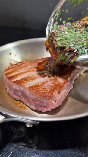 ÉPISODE 4 : THON MI-CUIT ET RIZ PARFUMÉ 😏👨🏻‍🍳 Liste des ingrédients : • 1 steak de thon • 1 oignon rouge • 2 gousses d’ail • 4 cl d’eau • Coriandre • 1 c. à s. de vinaigre balsamique • 1 c. à s. de sauce soja • 200 g de riz blanc cuit #recette #cuisine #recettesimple #recettefacile #tuna | alex.cook.paris