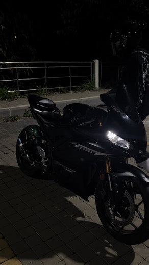 Explore the Yamaha R3 Motorcycle Features