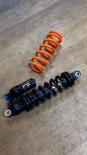@silverfishservicecentre on Instagram: "Changing the coil on your @ridefoxbike DHX or DHX2? It’s easy when you know how😉 1️⃣ Turn the preload adjuster counter-clockwise roughly 8 clicks. 2️⃣ Remove the retainer ring then the spring retainer. 3️⃣ Remove the coil spring from the shock. 4️⃣ Install new coil spring to the shock. 5️⃣ Install spring retainer and retainer ring ensuring it is fully seated in the groove. 6️⃣ Tighten the preload adjuster until there is no movement in the spring. 7️⃣ Turn