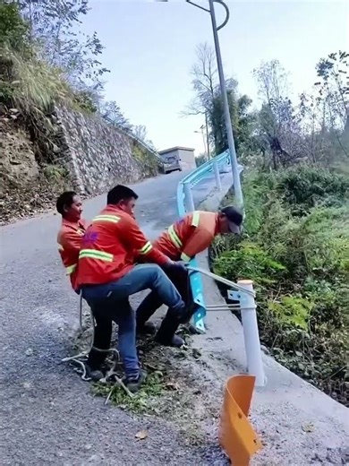 Installation process of downhill guardrails