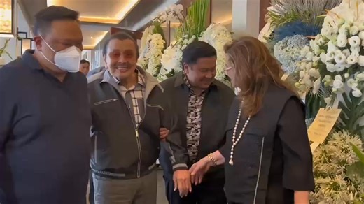 EX-PRES. ERAP AT SEN. JINGGOY ESTRADA SA BUROL NI JDV Akay-akay ni Senador Jinggoy Estrada si dating Pangulong Joseph “Erap” Estrada nang dumating sa burol ni dating House Speaker Jose de Venecia Jr. sa Heritage Park sa Taguig City. Personal na sinalubong ang dalawa ng balo ni JDV na si Pangasinan 4th District Rep. Gina de Venecia. | via #MOJO Arles Delos Santos | One PH