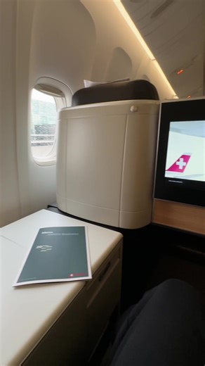 Swiss airlines business class throne seat 💺 #swiss #swissairlines #businessclass