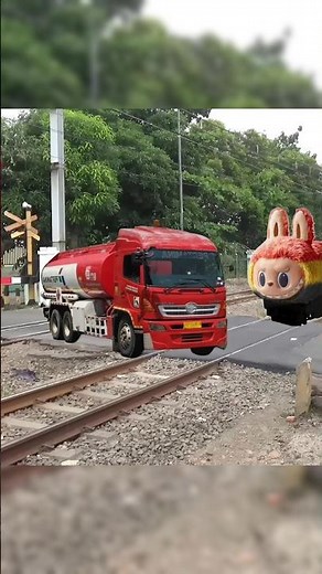 truk tangki pertamina hampir ketabrak kereta api labubu