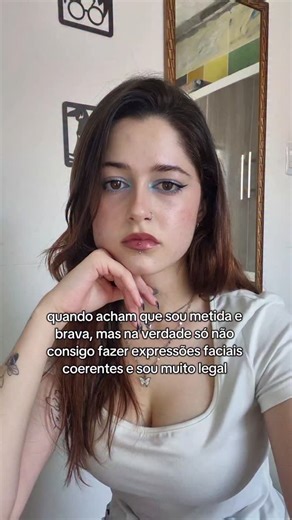 Luana A. Oliveira on Instagram: "Expressões faciais e outras pistas sociais podem ser práticas e de fácil compreensão pra uma pessoa neurotípica, mas pra uma pessoa neurodivergente é diferente devido à um processamento cerebral atípico. O cérebro processa informações sociais e emocionais de forma diferente, não por falta de emoção, mas por uma forma diferente de processar e comunicar essas emoções. A gente sente, mas nem sempre (e nem todos) vamos expressar da forma típica e esperada. E é um bai