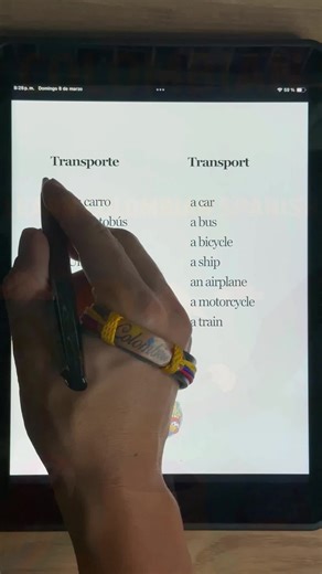 🚗 Medios de transporte en la vida diaria En este video exploramos diferentes formas de movilizarnos de un lugar a otro. Hablamos de opciones que usamos para viajar por la ciudad, recorrer largas distancias o desplazarnos de manera más rápida o práctica. Este vocabulario es muy útil para hablar de viajes, desplazamientos cotidianos y planes de transporte cuando conversas en español. 👉 Comenta la palabra (Colombia) para unirte a la private community. ✈️ Common Transportation Vocabulary In this v