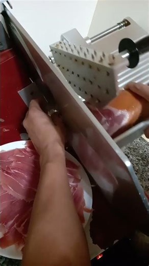 how italian slice parmaham in a thin slice