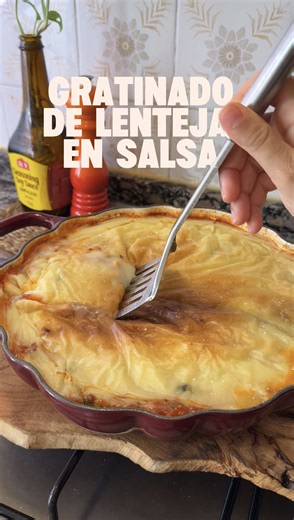 Hoy iba a grabar un vídeo para YouTube pero al final me entró hambre y acabé haciéndome este plato gratinado de legumbres y verduras para aprovechar lo que tenía a medio abrir 🙄. 🥄 1 bote de lentejas 🧅 Cebolla 🧄 2 dientes de ajo 🍄‍🟫 4 Champiñones 🥕 1 zanahoria 🍇 Uvas pasas 🌿 Espinacas 🌿 2 hojitas de laurel 🥫 Salsa de tomate 🫒 Aceite de oliva 🧂 Sal, comino Para el gratinado: 🥔 3 patatas medianas 🧄 1 diente de ajo pequeño 🫒 Un buen chorrazo de aceite de oliva 💧 Agua de la cocción 