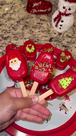 19K views · 405 reactions | Christmas Cakesicles❤️ #explore #trending #viral #reels #fyp #video #viralpost #viralvideo #christmas #easy #diy #cakepops #cakesicles #christmastreats #cute #chocolatecovered #laredotx #follow | Makeup by Jess | Facebook