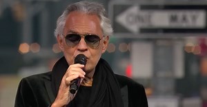 Andrea Bocelli Sings ‘Amazing Grace’ in the Middle of Times Square - Video