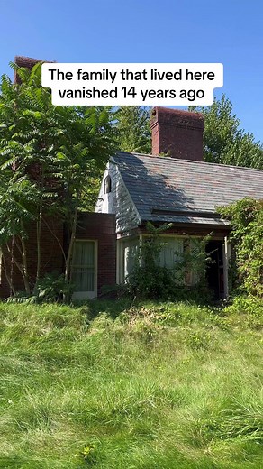 Exploring an abandoned home with a dark past. #abandonedhome #abandonedplaces #urbex #urbanexploring