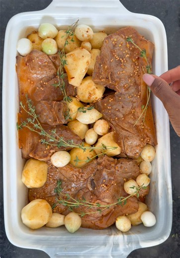 Hoje preparei uma Pá de porco assada no forno daquelas que deixam a casa inteira perfumada!😋🔥✨ Utilizei uma pá de porco da @angocarnes com aproximadamente 1,5 kg e comecei por fazer uma marinada bem aromática com os temperos da linha @caminhodasindiasangola 🌿🧄✨ como a páprica fumada, cominho moído, pimenta do reino, pimenta cayena, grão de mostarda, pasta de alho com sal, massa de pimentão, azeite e vinho branco! 🍷😍 Deixei a carne marinar durante 6 horas para absorver bem todos os sabores!