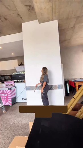 Painting a mural at @bullimarcoola 👉🏾 Part 1 👈🏾 First time painting a Kookaburra in large scale — this iconic Aussie bird has such a cheeky, joyful spirit, and I’m loving every second of bringing it to life 🥰 What do we think so far?? 👀 Drop your comments, I would love to hear from you💬🕊️ Big love, Lou . . #SolshineArts #MuralArt #Kookaburra #AustralianBirds #SunshineCoastArtist #Marcoola #CoastalArt #WallArt #AustralianArt #LocalArtist #ArtInProgress #CreativeProcess #StreetArtAustralia