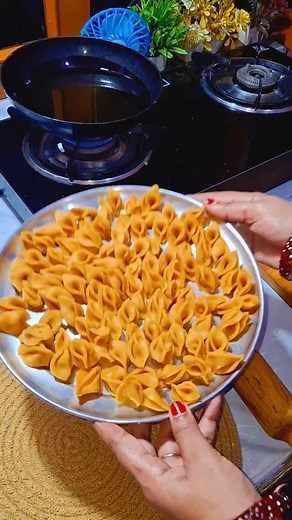 Rekha Ki Duniya on Instagram: "Sunder se dikhne wale namk pare #rekhakiduniya #rekhakiduniya🌺🌺🌺😌😌🌺🌺🌺🌺🌺"