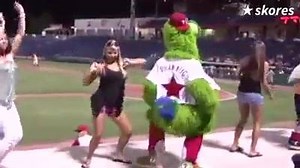 326K views · 1K reactions | Este mundo necesita más gente con este humor  | KickLine | Facebook