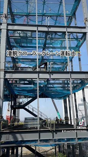 凄腕クローラークレーン運転士さん！鉄骨建方順調です😽 地元企業様の新設工場棟、鉄骨建て方二節目柱取付けの様子です。最後までご安全に！🦺#鉄骨建て方#二節目柱#凄腕運転士#司重機#西脇重機#ご安全に
