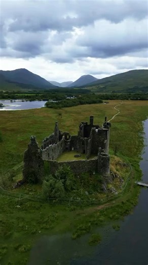 When pronouncing ‘Kilchurn’ - think “Kill-‘ch’oorn” using the same hard “ch” sound that is used in the word “loch”. A lot of Scottish people struggle with this one too, so don’t worry if you can’t quite nail it. Kilchurn Castle can be found on a small stretch of land jutting into Scotland’s longest freshwater loch, Loch Awe. If you are lucky you might meet some Highland Cows on your approach - please give them space and don’t feed them if you do encounter them! #scotland #kilchurncastle #highlan