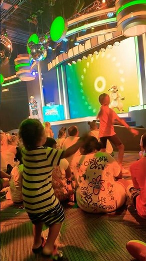 Timons Dance Party in Disney World! 🤩 #disney #waltdisneyworld #timonandpumbaa #disneyjunior