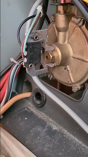 Diverter valve operation on an old baxi combi boiler #plumbing #heating