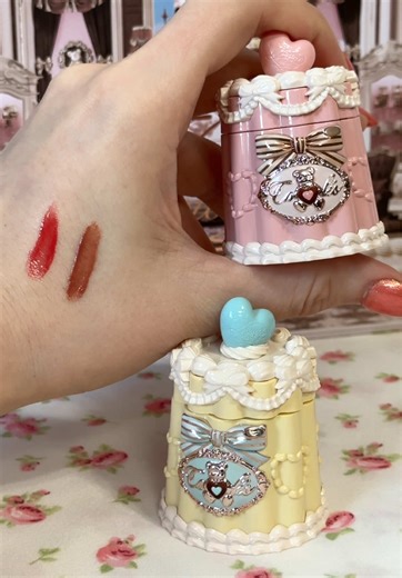 @Flower Knows Makeup is the perfect gift idea 🧸🎀 their packaging is always so cute! (gifted) loving this coating lip jelly from their new “the sweetie bear” collection - it’s a buildable hydrating gloss that smells like chocolate 🍫 💕 #christmasgiftideas #coquetteaesthetic #flowerknows