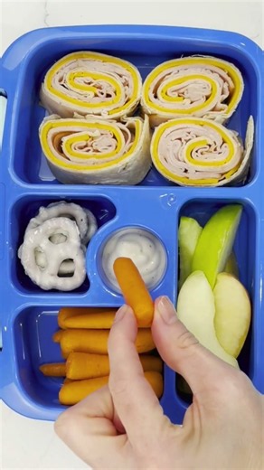 Easy Turkey Pinwheel Bento Lunch #schoollunch #lunchboxideas