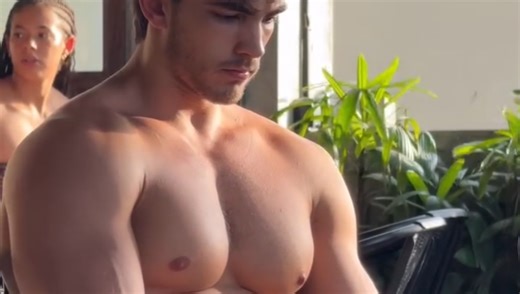 可奶可狼的加拿大男孩：Kyle Kuznik 的肉体艺术