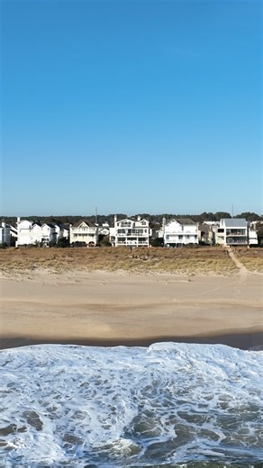 This is your sign to build your beach house. 🌊 ——— Design Build: #MarnieCustomHomes Project: #MCHRelaxationDelivered Architect: @sokolowarchitects Interior Design: @weethhome | Marnie Oursler