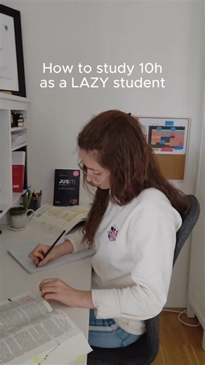 Paragraphinnen Österreich on Instagram: "1. Arbeitsplatz ohne Ablenkung vorbereiten - Tisch leer: Buch + Wasser + Stifte → alles andere kommt weg - Handy in einen anderen Raum (ja, wirklich) 2. Prokrastination austricksen: „Nur 10 Minuten“ - Sag dir: Ich lerne nur 10 Minuten. - 90% der Zeit lernst du dann weiter → Gehirn lässt sich verarschen. 3. Lernen im Stehen starten - Die ersten 5–8 min im Stehen lesen/zusammenfassen → Aktiviert Gehirn 4. Laut erklären - So tun, als würdest du es jemandem b