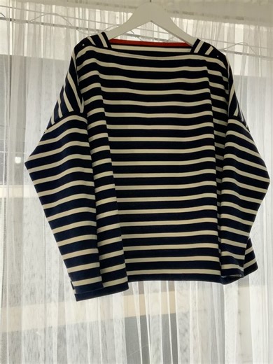 think pattern ハンドメイド用型紙パターン販売 on Instagram: "展示会限定企画をオンラインストアでもご購入出来ます 無事展示会2日目が終了しました。 今日も沢山の方に来ていただきました。 展示会でご案内していましたキットやパターンをオンラインストアでも公開しております。 在庫が少ない物や、予約商品等もございます。 予約商品につきましては、ご用意でき次第の発送となります。 在庫があるものにつきましては来週から順次発送いたします。 売り切れ次第追加予定が無いものもございますので、 お早めにご注文いただけますと幸いです。 また、展示会限定企画のオリジナルのボーダーキット企画も大変ご好評いただきました。 今月いっぱいの企画となってしまいますが、オンラインストアで本日よりご注文いただけますので、 自分だけのオリジナルの一枚をじっくりご検討ください。 詳しくはオンラインストアをご覧ください ーーーーーーーーーーーーーー thinkの型紙はオンラインストアにてご購入いただけます。 プロフィールに貼ってあるリンクよりご覧ください。 thinkの型紙は周囲にミシン目が付いている