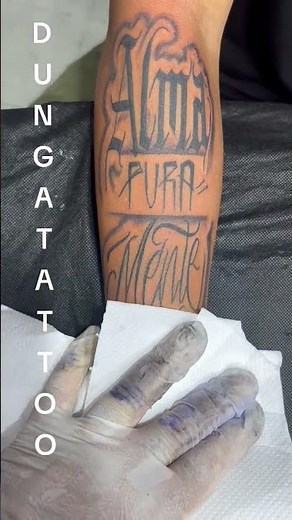 tatuagem escrita no antebraço masculino