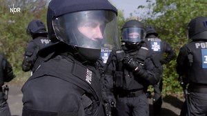 63K views · 22 reactions | Für die einen sind sie der Freund und Helfer, andere werfen ihnen Gewalt vor. Wer sind die Menschen, die wir meist nur mit Helm und Uniform kennen? | NDR.de | Facebook