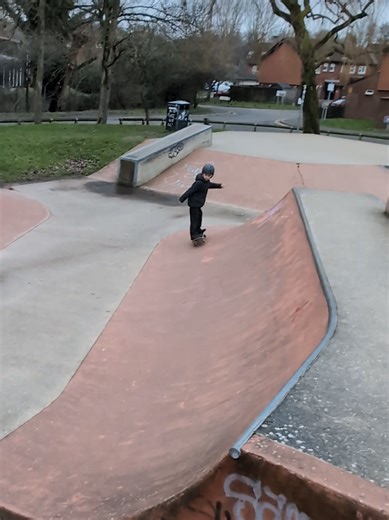 He started off with the correct stance but reverted back to mongo 🫠 we will get there 🛹🤘 #mongo #skating #theyseemerolling #playtime #skatepark