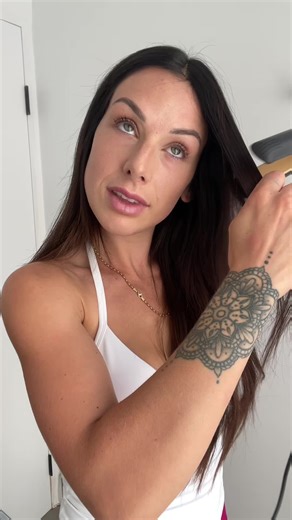 Smooth, protect, shine - all in one spray 💧✨ Redo Haircare's Hot Stuff Heat Protectant Spray is your go-to for silky strands and heat protection that doesn’t weigh you down 💁‍♀️🔥 #heatprotectant #redohaircare