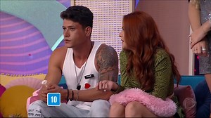 1.2M views · 52K reactions | Guilherme é empresário, modelo e tem 22 anos. O jovem é sócio de uma marina em São Paulo e xavecou as meninas com uma cantada de beijo. A investida funcionou e ele levou umas meninas para conversar. Veja! #HoraDoFaro #VaiDarNamoro | Hora do Faro | Facebook