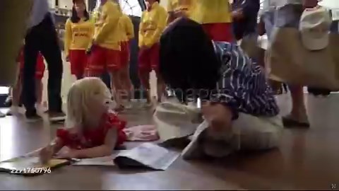 Looool, If you do not fear Australians, fear their children😂😂😂 Meghan has been trying her best to cosplay Catherine during this trip and attempt to look at ease with Children, but Aussie children are not having it😅 This little girl really said :"DO NOT touch my drawings and leave me alone!"😭😭😭Omg this little Queen took herself out of this PR charade very quick😂 If you wonder why Meghan always use sick children for PR, it is because healthy children fight her🤣🤣🤣🤣📹 Getty image via Roy