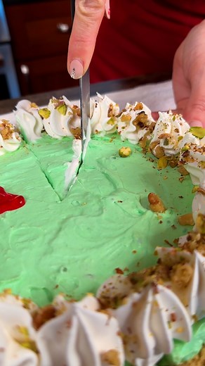 26K views · 375 reactions | Easy no-bake makes perfect Dr Suess dessert!  So fun and decorative for the holidays, this light and yummy recipe will be a hit with the whole family! This original video was produced by Network Media, LLC and Randy M Show Productions. #recipes #desserts #holidays #christmas #yummyfood | Home Hacks & Easy Snacks | Facebook