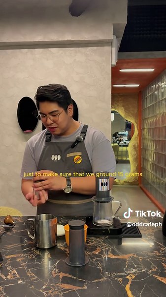 It’s aeropress time!!! Have you guys tried this brewing method? Aeropress brewing guide: 📌 15g coffee medium fine grind (15 clicks on a comandante/ 1 & Half Rotations on an 1zpresso Q2) 📌 250ml Water, 94c 📌 2 paper Aeropress filters Steps: 1. 15g of the coffee inside the aeropress, shake it to level the bed 2. Start the timer and pour all 250ml of water, making sure all the ground coffee is wet. 3. Gently, put the plunger on top to make a vacuum seal and wait until 2:00 4. Remove from scale a