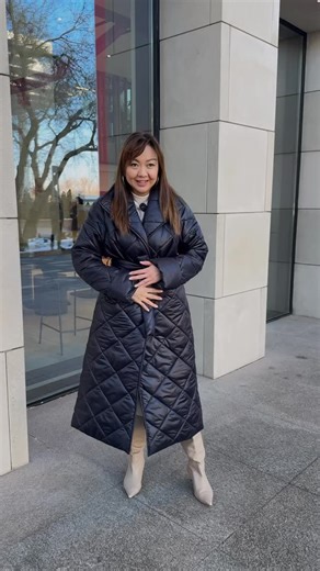 Бренд женской одежды | Пальто | Тренчи | Костюмы | Платья on Instagram: "Стёганый пуховик в благородном чернильном оттенке — тёплый, лёгкий и очень комфортный в носке. Продуманный крой подчёркивает талию за счёт пояса, длина защищает от ветра и холода, а лаконичный дизайн делает его универсальным: подойдёт и для повседневных образов, и для более собранных выходов. Тот вариант, когда зима — это повод выглядеть стильно и чувствовать себя уютно одновременно 🤍"