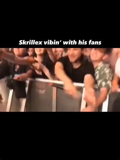 That time when @skrillex joined his fans during his set and started vibin’ to ‘I Love It’ by Ye and @lilpump 🔥 He’s the chillest person on the planet 👽🖤