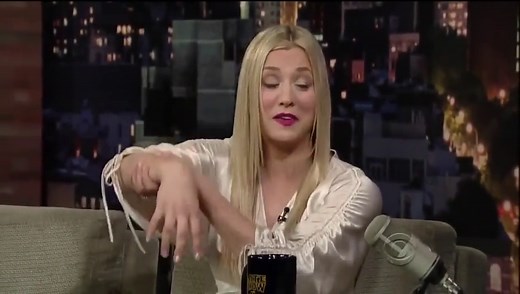 生活大爆炸女主角 Kaley(Penny)参加访谈,讨论其坠马经历,秀爱狗照片