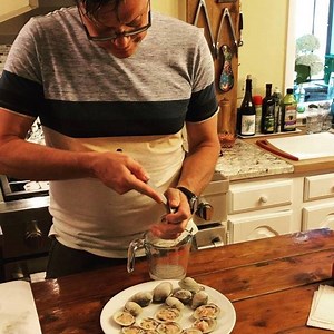 Technique for raw clams. These are delicious, good for you, and low impact on the environment. JP likes clams even more than oysters. Be sure to save the juice for a pasta, soup or even a cocktail! . . . . . . . . . . . . . . . . . . . #culinarytechnique #rawclams #appetizer #vongole #sustainableseafood #changemenuschangelives #happycooking | Jacques Pépin Foundation