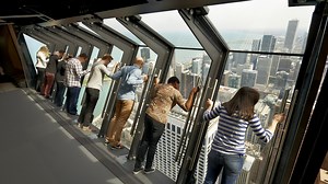 Tilting skyscraper window lets you hover 1,000 feet over Chicago
