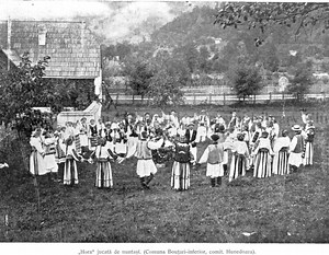 Nunțile, de la tradițiile vechi la ritualurile de acum ”ca să nu le meargă rău mirilor”. De ce s-a schimbat rochia roșie cu cea albă și cum s-a ajuns la furatul miresei