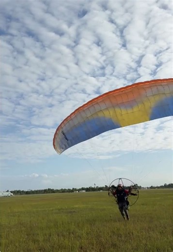 Perfect launch with flawless pressure control 🪂✨ This is what smooth flying starts with! Want to learn how to take off like a pro? 💬 Drop a “FLY” in the comments or hit the link in bio to get started. #Paramotor #LearnToFly #BucketList #AdventureTime #FlyingDreams #paramotororlando #florida #spacecoast