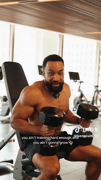 Switching up your workout routine every week is a great way to ensure you don’t get jacked😂 If your goal is to build muscle and you have a well designed, specific,training plan, you really don’t need to change up your routine very often. Here’s what you should focus on instead 🔥Technique- if your form is shit, you are limiting the muscles potential to grow. Not only that, but you are also increasing your risk of injury. Master your technique and you will see progress. 🔥Intensity- don’t train